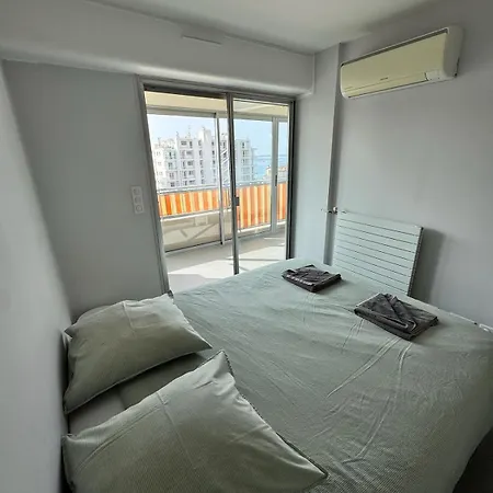 Vue Avec A Pied Garage Prive A Apartmán